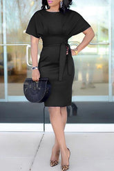 Vestido de manga corta con cinturón liso